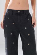 Jean skater gris intenso con ojaletes metálicos y bota ancha
