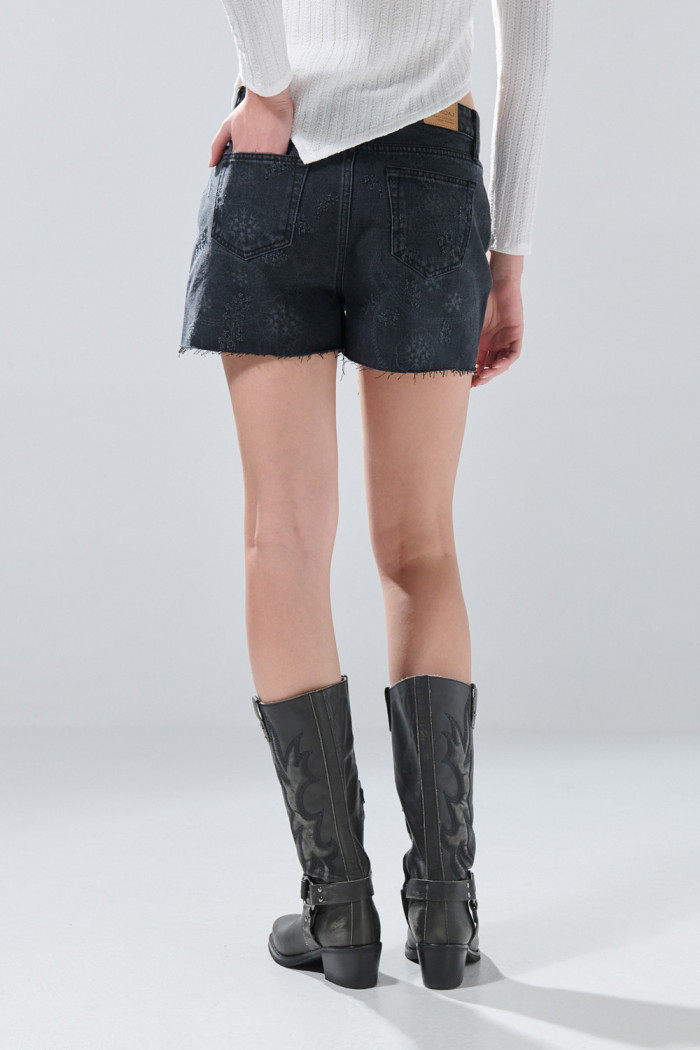 Short de jean gris con diseños de Boho Club y tiro alto
