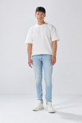 Jean skinny tiro bajo azul con desgastes y cremallera
