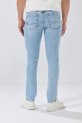 Jean skinny tiro bajo azul con desgastes y cremallera
