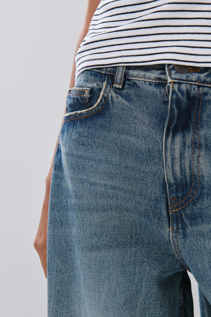 Jean azul oscuro baggy bota ancha con tiro medio y botón