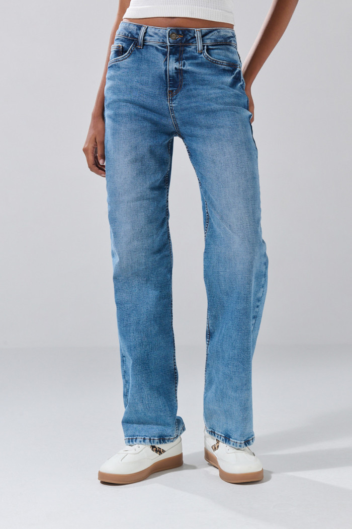 Jean straight leg con tiro alto y bota recta azul medio
