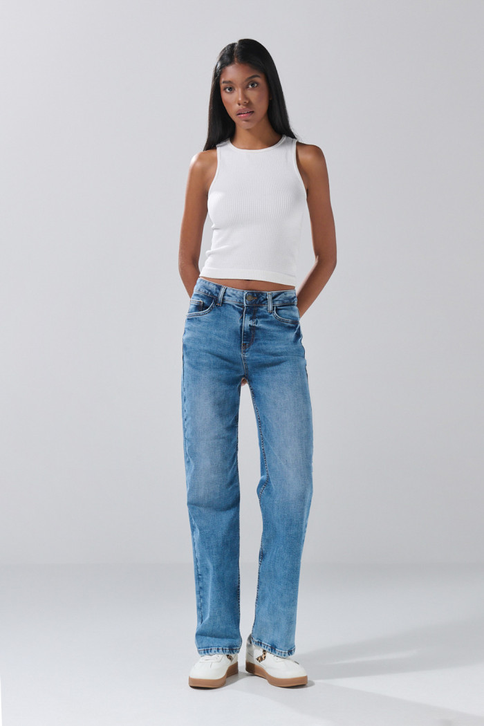 Jean straight leg con tiro alto y bota recta azul medio
