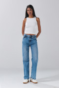 Jean straight leg con tiro alto y bota recta azul medio
