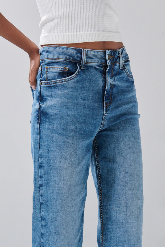 Jean straight leg con tiro alto y bota recta azul medio
