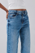Jean straight leg con tiro alto y bota recta azul medio
