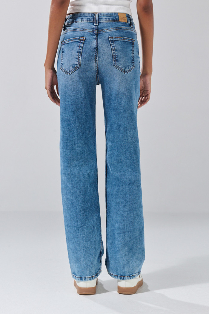 Jean straight leg con tiro alto y bota recta azul medio
