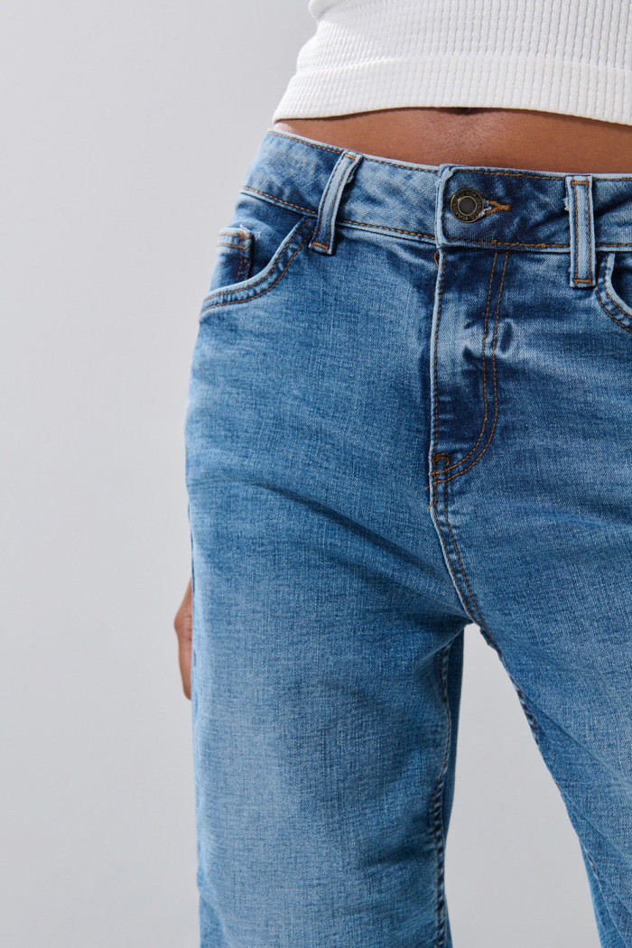 Jean straight leg con tiro alto y bota recta azul medio
