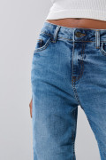 Jean straight leg con tiro alto y bota recta azul medio
