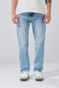 Jean azul claro straight leg con bota recta y tiro bajo
