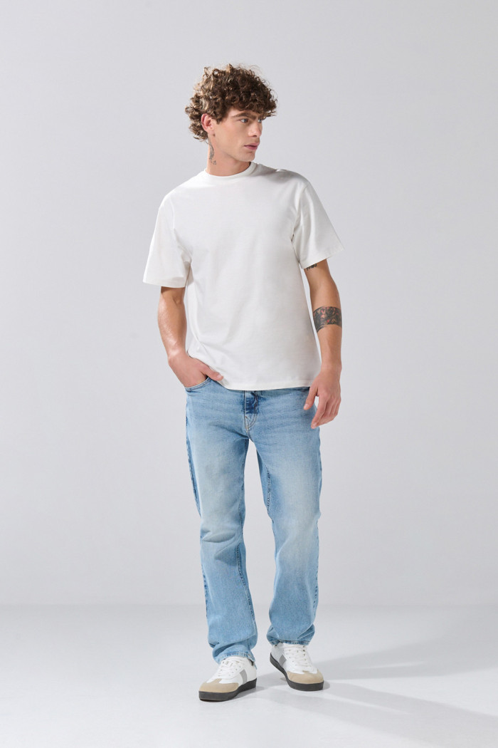 Jean azul claro straight leg con bota recta y tiro bajo
