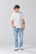 Jean azul claro straight leg con bota recta y tiro bajo
