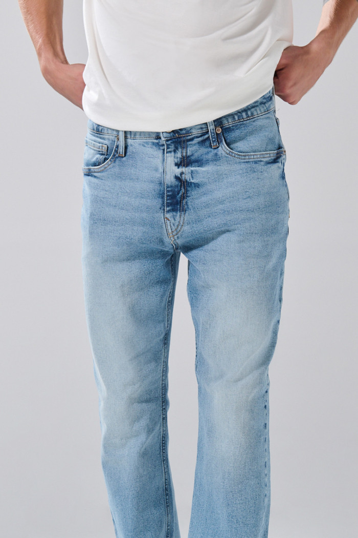 Jean azul claro straight leg con bota recta y tiro bajo
