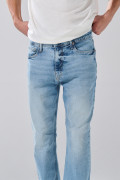 Jean azul claro straight leg con bota recta y tiro bajo
