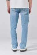 Jean azul claro straight leg con bota recta y tiro bajo
