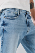 Jean azul claro straight leg con bota recta y tiro bajo
