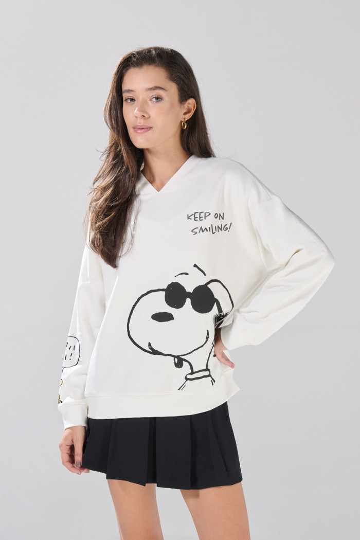 Buzo cuello V crema oversize con estampado de Snoopy

