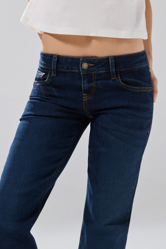 Jean tiro bajo straight leg azul infaltables con costuras
