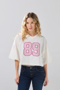 Camiseta crema oversize crop top college con cuello V
