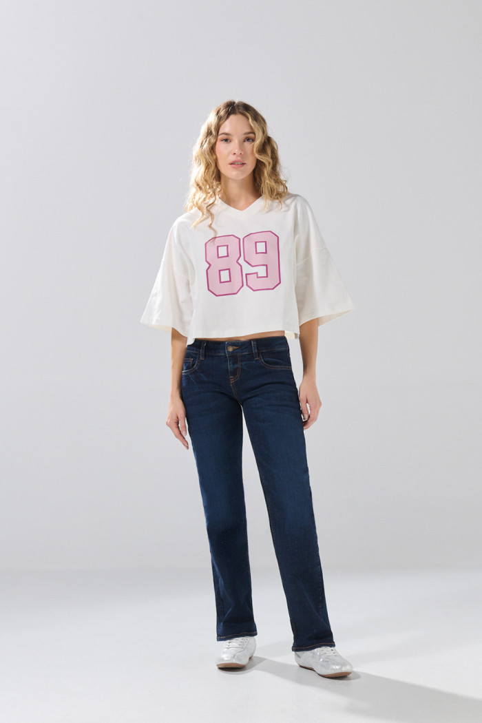 Camiseta crema oversize crop top college con cuello V
