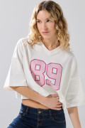Camiseta crema oversize crop top college con cuello V
