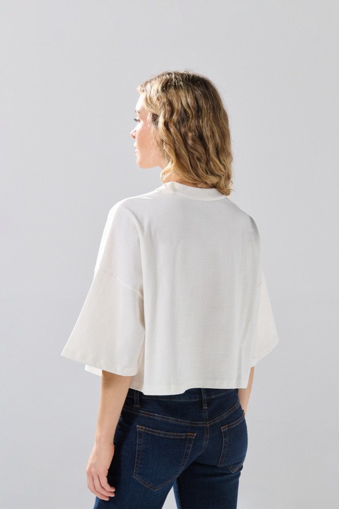 Camiseta crema oversize crop top college con cuello V
