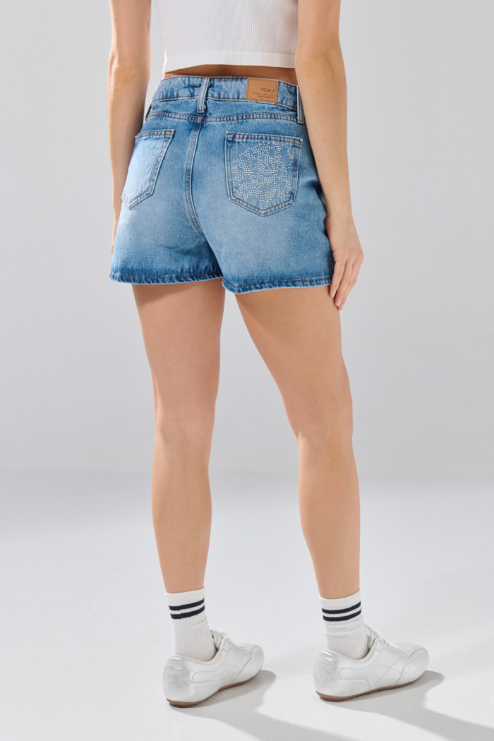 Short azul medio de jean tiro alto con rotos delanteros
