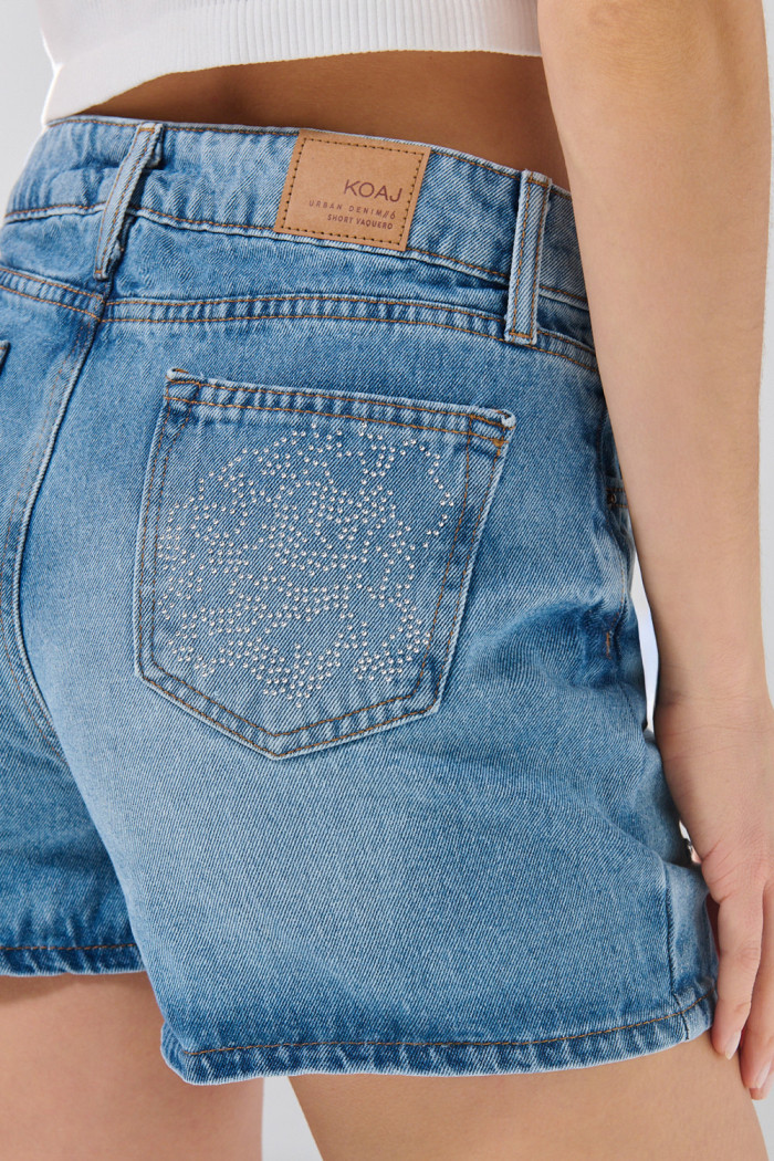 Short azul medio de jean tiro alto con rotos delanteros
