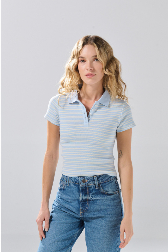 Camiseta azul clara con cuello polo y diseños de rayas
