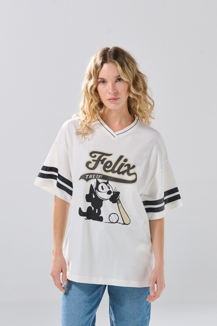 Camiseta oversize cuello V crema con diseño de Félix el Gato
