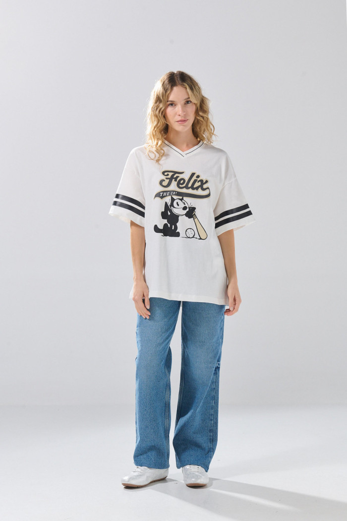 Camiseta oversize cuello V crema con diseño de Félix el Gato
