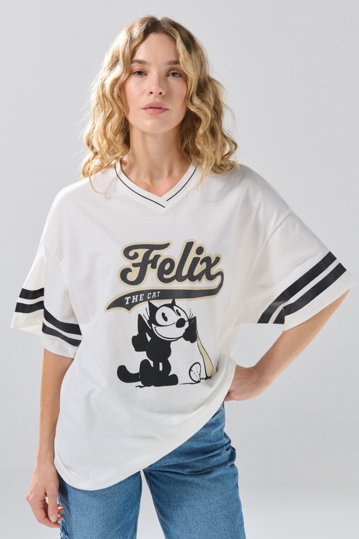 Camiseta oversize cuello V crema con diseño de Félix el Gato
