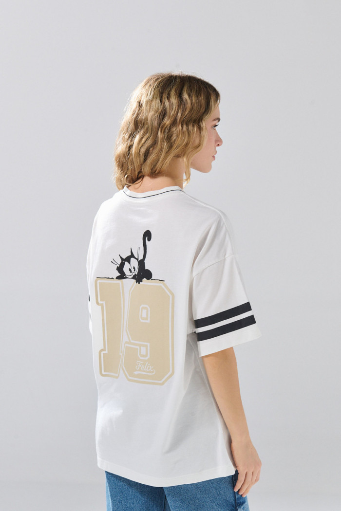 Camiseta oversize cuello V crema con diseño de Félix el Gato

