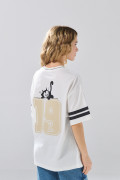 Camiseta oversize cuello V crema con diseño de Félix el Gato
