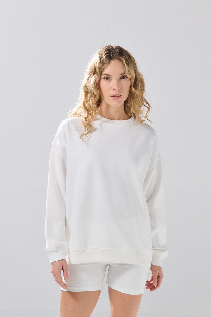 Buzo oversize cuello redondo unicolor con hombro caído
