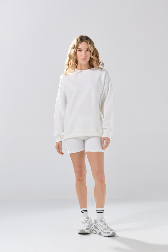 Buzo oversize cuello redondo unicolor con hombro caído
