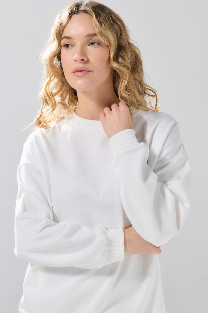 Buzo oversize cuello redondo unicolor con hombro caído
