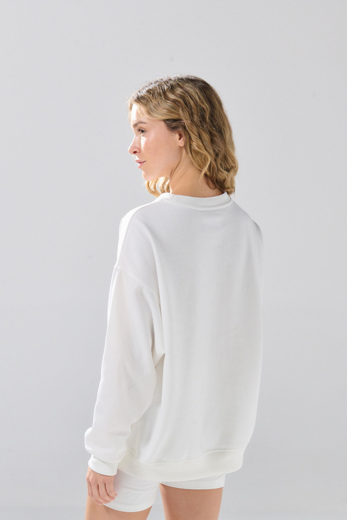 Buzo oversize cuello redondo unicolor con hombro caído
