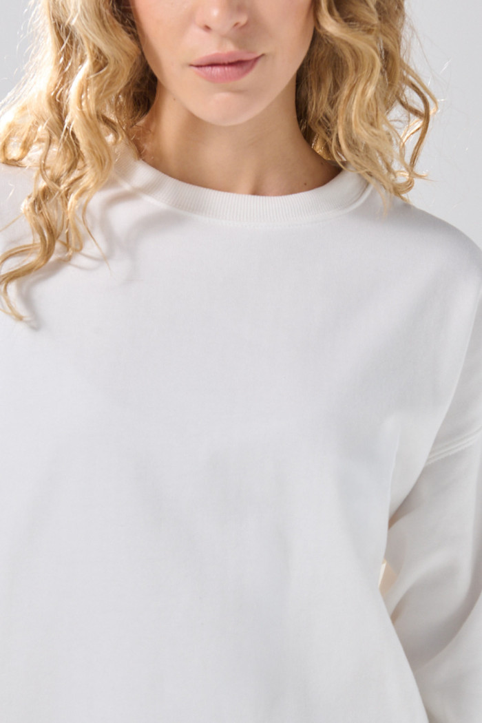 Buzo oversize cuello redondo unicolor con hombro caído
