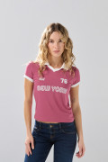 Camiseta rosada oscura con arte college y cuello polo
