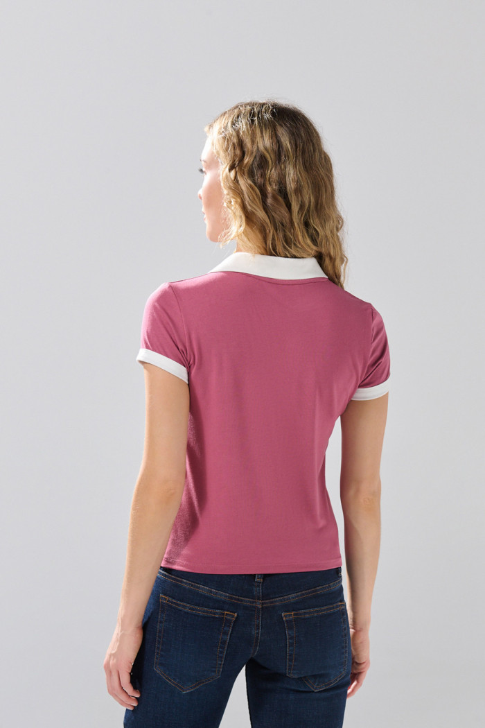 Camiseta rosada oscura con arte college y cuello polo

