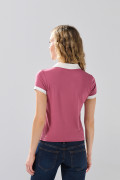 Camiseta rosada oscura con arte college y cuello polo
