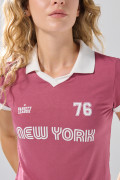 Camiseta rosada oscura con arte college y cuello polo
