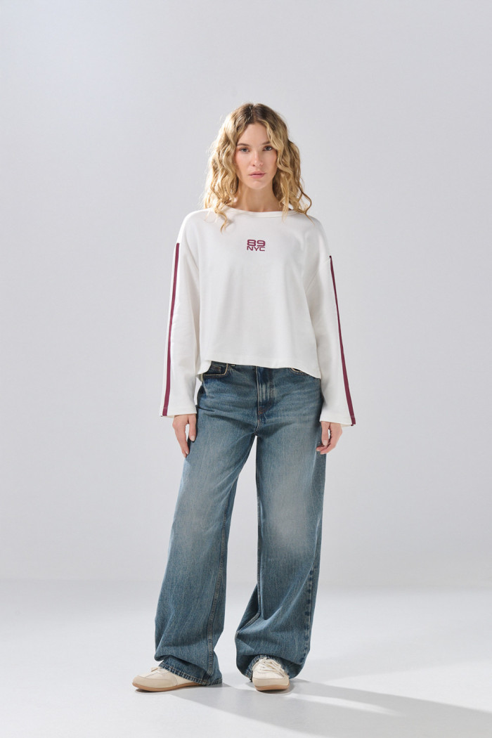 Buzo crema cuello redondo oversize con diseños college
