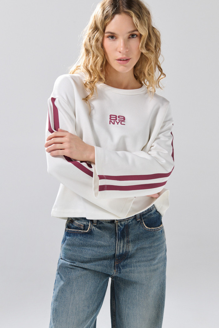 Buzo crema cuello redondo oversize con diseños college
