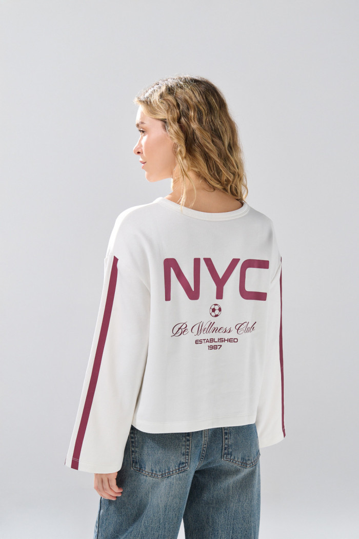 Buzo crema cuello redondo oversize con diseños college
