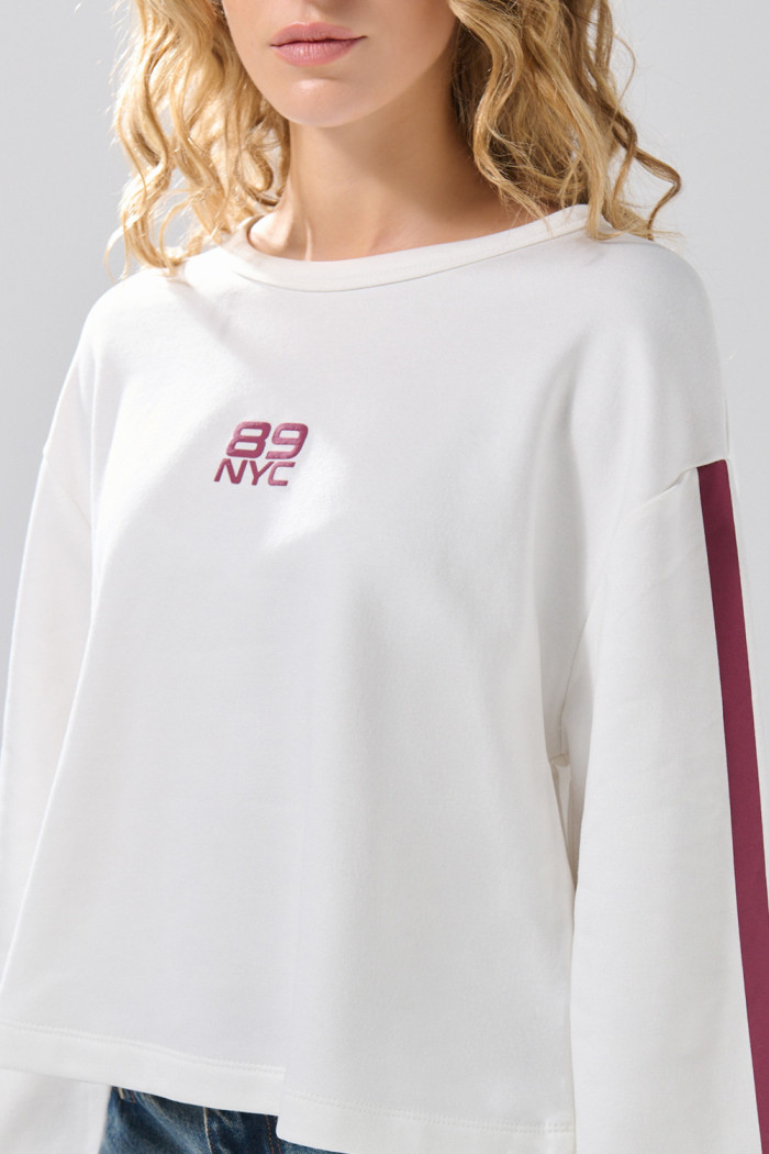 Buzo crema cuello redondo oversize con diseños college
