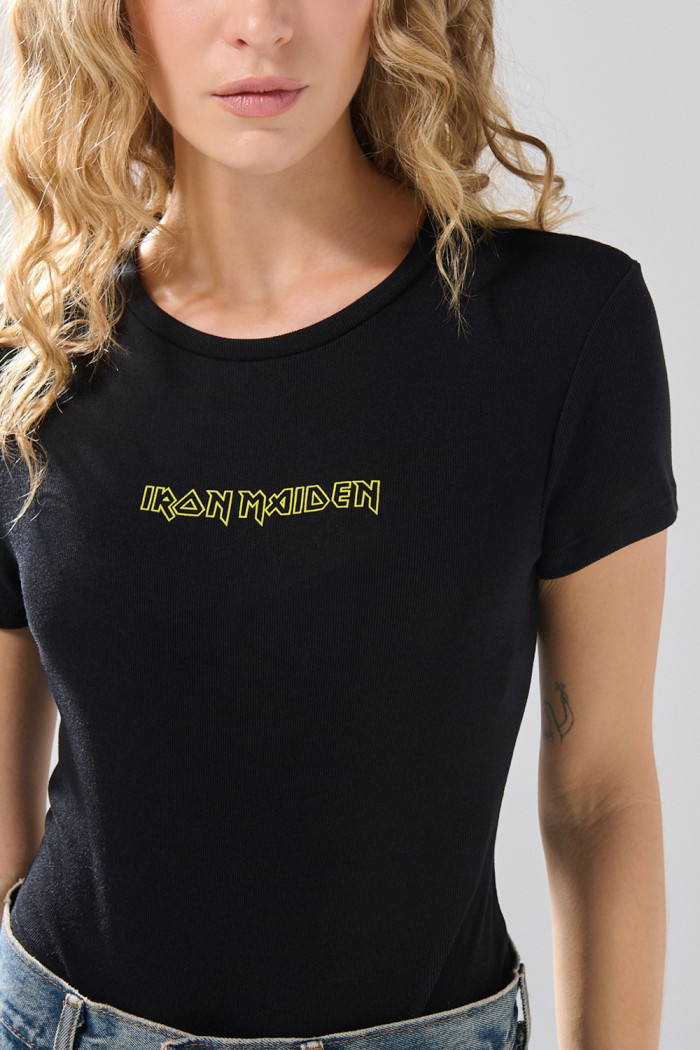 Body manga corta negro con diseño de Iron Maiden
