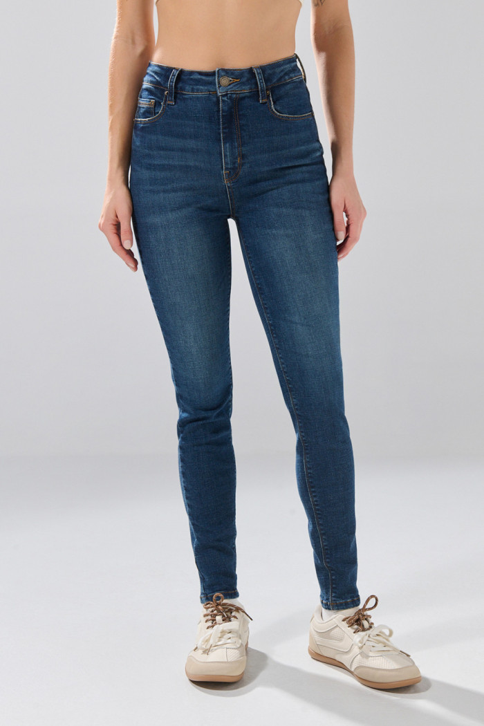 Jean súper skinny azul oscuro infaltables con 5 bolsillos
