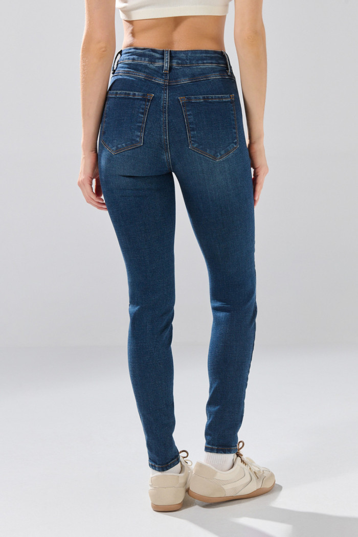 Jean súper skinny azul oscuro infaltables con 5 bolsillos
